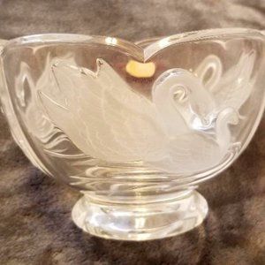 CLEAR GLASS FOOTED BOWL WITH EMBOSSED FROSTED SWAN DESIGN BOWL TELEFLORA